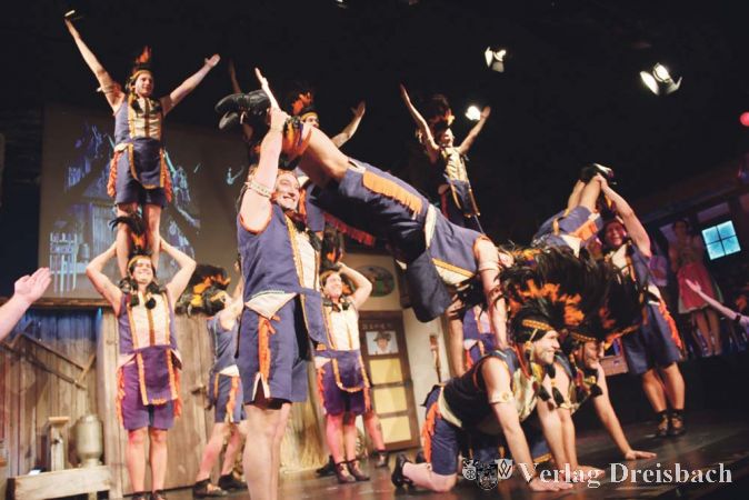 Athletische Tanzakrobaten &ndash; das Ballett &bdquo;Mann o Mann&ldquo; als Indianer.

&nbsp;