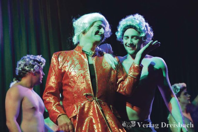 Das M&auml;nnerballett der Harmonie beeindruckte in diesem Jahr seine Zuschauer als &bdquo;Herzensbrecher von Wicker mit Casanova&ldquo;.

&nbsp;