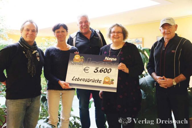 Thomas Handtke, Eva Windel, Bernd Gaumer (von links) und Eckardt D&uuml;ring (rechts) vom Hattersheimer &bdquo;Smilers Club&ldquo; brachten sehr zur Freude von Hospiz-Leiterin Christa Hofmann am letzten Donnerstag einen Spenden-Scheck in H&ouml;he von 3600 Euro ins Hospiz Lebensbr&uuml;cke nach Fl&ouml;rsheim.?(Foto: A. Kreusch)

&nbsp;