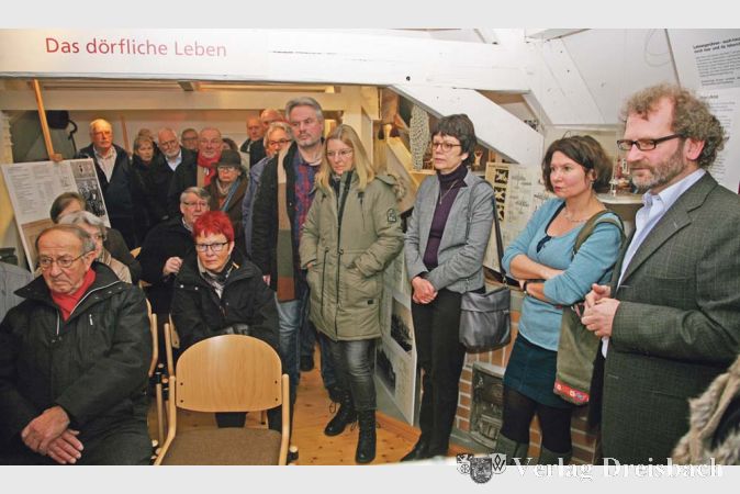 Sehr eng wurde es im Dachgeschoss des Heimatmuseums. HGV-Vorsitzender Volker Sch&uuml;tz (r.) hatte nicht mit solch einem Andrang Interessierter gerechnet.

&nbsp;