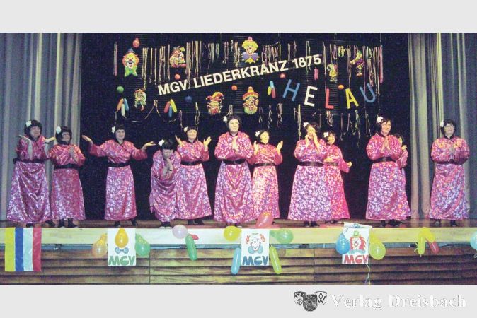 Abschiedsvorstellung: Die "Gengenbach Girls" traten in diesem Jahr als Geishaus in rosa Seidenkimonos auf. Es war nach elf Jahren die letzte Vorstellung der vereinseigenen Tanztrzuppe. (Foto: privat)
