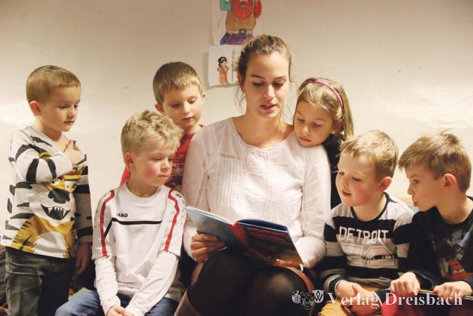 Damit alle die sch&ouml;nen Bilder im Buch sehen konnten, r&uuml;ckten die &bdquo;Lesem&auml;use&ldquo; ganz dicht zusammen. Nach der Vorlesung konnten sie die Geschichte selbst illustrieren &ndash; Papier und Stifte lagen bereit.
?(Foto: A. Kreusch)

&nbsp;