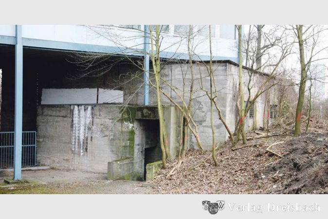 Als Stützpfeiler des längst verlassenen MAN-Verwaltungsgebäudes leistete der Luftschutzbunker in der Gustavsburger Landdammstraße nach dem Zweiten Weltkrieg wertvolle Dienste. Ob an ihm oder in seinem Umfeld künftig an die Ereignisse des 27. Februar 1945 erinnert werden soll, blieb nach der Sitzungsrunde der städtischen Gremien offen, weil die Freien Wähler ihren Antrag nach Bedenken der anderen Fraktionen überarbeiten wollen.?(gus/Fotos: Steinacker)
