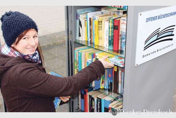 Tag und Nacht f&uuml;r Lesehungrige zug&auml;nglich: Der &bdquo;Offene B&uuml;cherschrank&ldquo; vor dem Bischofsheimer B&uuml;rgerhaus. B&uuml;chereileiterin Catherina Blank legt regelm&auml;&szlig;ig neuen Lesestoff bereit.
(Foto: Gemeinde Bischofsheim)

&nbsp;