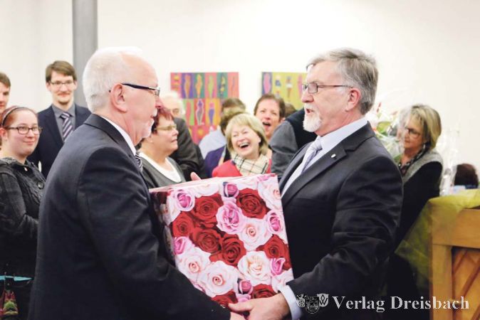 Unter den zahlreichen Geschenken, die Pfarrer Franz Lomberg als Ausdruck des Dankes &uuml;berreicht wurden, waren auch ein Rosenstock und ein riesiges &bdquo;Rosenpaket&ldquo;.?(Fotos: A. Kreusch)

&nbsp;