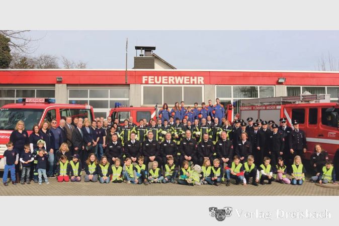 Zum 90-j&auml;hrigen Jubil&auml;um der Freiwilligen Feuerwehr Wicker erschienen zahlreiche Mitglieder zum Fototermin. Auch dieses Gruppenfoto entstand.

&nbsp;