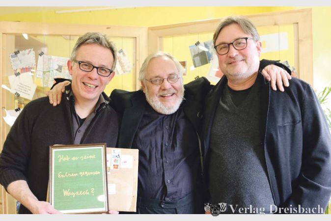 Klaus Störch (links) freute sich sehr, dass die Mail-Art-Ausstellung „Friede den Hütten! Krieg den Palästen“ von Norbert Koczorski (Mitte), kuratiert von Andreas Pitz (rechts), im Haus St. Martin am Autoberg gezeigt werden konnte.?(Foto: A. Kreusch)
