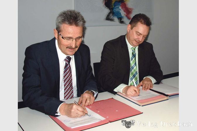 Die B&uuml;rgermeister Richard von Neumann (l.) und Carsten Sittmann (r.) unterzeichnen die Vereinbarung zum Ausbildungsverbund.?(Foto: hb)

&nbsp;