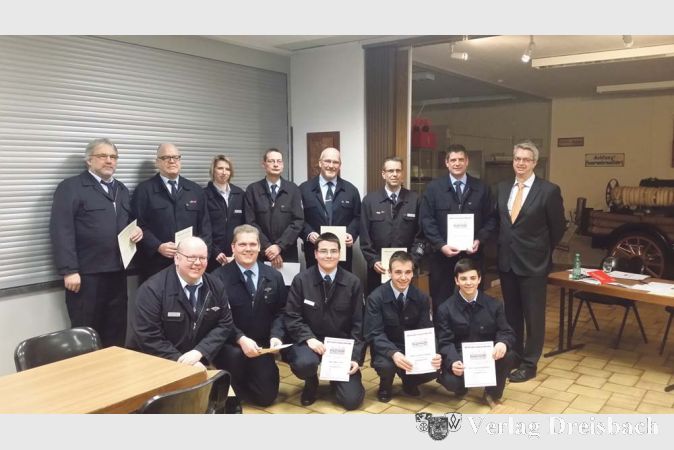 Ausgezeichnete (stehend) und Bef&ouml;rderte (kniend) der Feuerwehr: Vordere Reihe (v.l.): Matthias Merker, Marcel Dicke, Marc Ultes, Carsen Ditinger, Aaron Hofmann. Hintere Reihe: Frank Sch&auml;fer, Martin M&uuml;ller, Meike Lenzing, Sven Gelling, Ronald Dicke, Frank Schuhmacher, Ingo Riede, B&uuml;rgermeister Dirk Westedt.&nbsp;&nbsp; &nbsp;?(Foto: privat)

&nbsp;