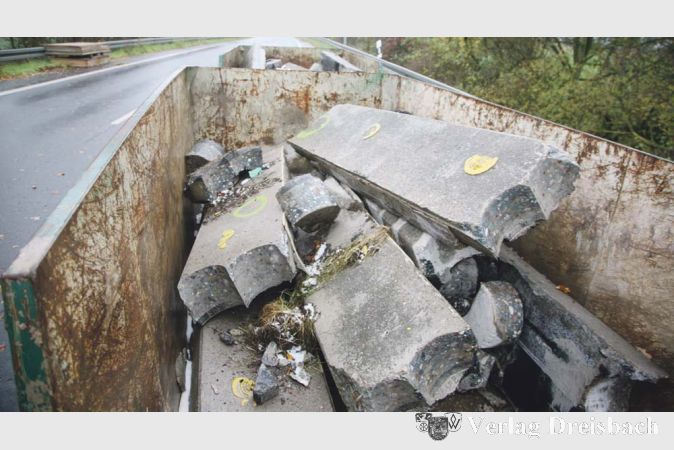 Stra&szlig;en m&uuml;ssen gelegentlich grundlegend erneuert und neu aufgebaut werden. Das gilt nicht nur wie k&uuml;rzlich bei der K21, sondern auch f&uuml;r die inner&ouml;rtlichen Gemeindestra&szlig;en. Wiederkehrende Beitr&auml;ge der Anwohner sollen zur Finanzierung der Kosen beitragen. Die Gemeindevertretung entsprach mit dem Grundsatzbeschluss zur Einf&uuml;hrung einer entsprechenden Satzung der Vorgabe der Kommunalaufsicht. Wie die konkrete Gestaltung aussieht und welche Stra&szlig;enz&uuml;ge zuerst in die jeweils zeitlichbegrenzte Erhebung kommen, muss nun festgelegt werden.

&nbsp;