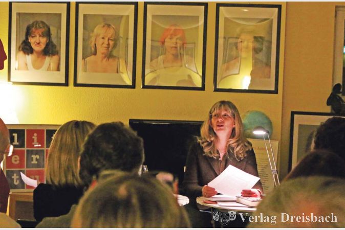 Die Hattersheimer B&uuml;rgermeisterin Antje K&ouml;ster las in der Facheinrichtung f&uuml;r Wohnungslose, dem Haus St. Martin der Caritas, aus Liza Codys Krimi &bdquo;Lady Bag&ldquo;.?(Foto: A. Kreusch)

&nbsp;