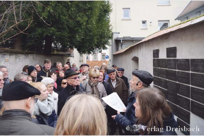 Werner Schiele berichtete, hier an der Au&szlig;enmauer des ehemaligen Synagogengel&auml;ndes vor den Gedenktafeln stehend, von den Schicksalen j&uuml;discher Familien aus Fl&ouml;rsheim w&auml;hrend des NS-Regimes.?(Fotos: R. D&ouml;rh&ouml;fer)

&nbsp;