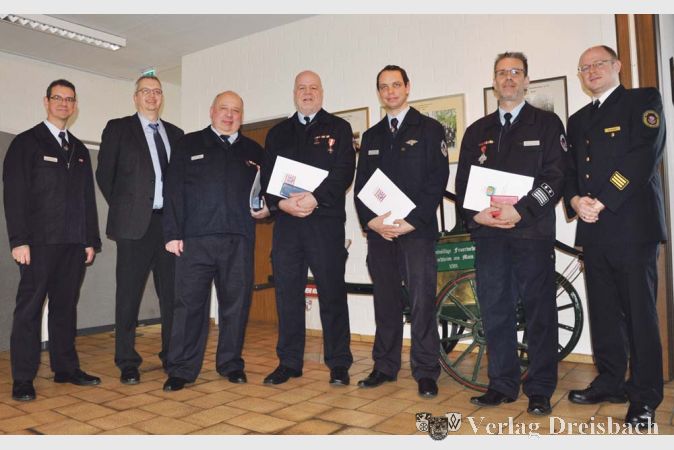 Geehrte und Chefs der Hochheimer Feuerwehr (v.l.): Thomas Bitz (Wehrf&uuml;hrer), B&uuml;rgermeister Dirk Westedt, Heinz Gredy, Martin M&uuml;ller, Christian M&uuml;ck, Frank Schuhmacher (Stadtbrandinspektor), Kai Beutien (Kreisbrandinspektor).&nbsp;&nbsp; &nbsp;?&nbsp;&nbsp; &nbsp;(Foto: privat)

&nbsp;