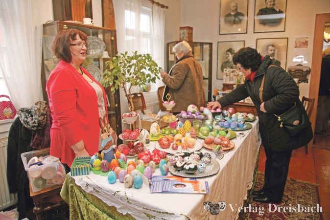 Organisatorin Gerlinde Beisiegel war mit ihren kunstvoll verzierten Ostereiern diesmal wieder in den ersten Stock gezogen. Zudem sorgt sie bei der Palette der Aussteller immer für etwas Bewegung.
