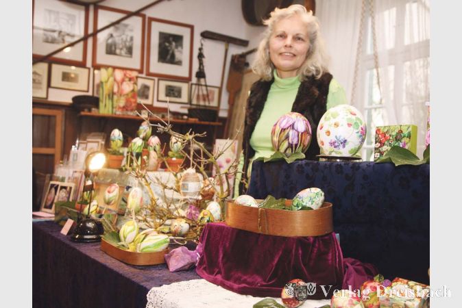 Die Mainzer Malerin Luitgard Ilg setzt ihre Kunst im Vorfeld der Osterzeit gerne zum Bemalen von Straußen- und Gänseeiern ein, auf die sie vorzugsweise Blumenbilder aufträgt. (gus/Fotos: Steinacker)
