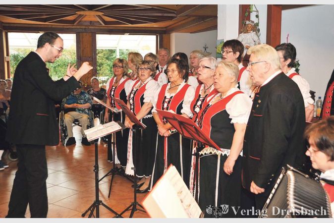 Lieder aus ihrer alten Heimat trug die Gesangs- und Musikgruppe des in Nauheim ans&auml;ssigen Erzgebirgischen Heimatvereins mit Dirigent Daniel Schmidt im Bischofsheimer Seniorenpark vor.

&nbsp;
