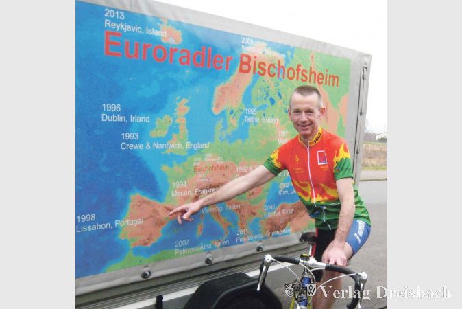 Thomas Will, Chef der Euroradler-Truppe, hat das neue Tour-Trikot schon mal probiert &ndash; und das Ziel fest im Blick.&nbsp;&nbsp; &nbsp;?(Foto: privat)

&nbsp;