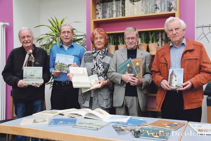 Im Foyer der Kulturscheune stellten sich am letzten Freitag f&uuml;nf Fl&ouml;rsheimer Autoren mit ihren Werken vor: v.l. Kurt W&ouml;rsdorfer, Prof. Horst Thomas, Hannelore Sievers, Dr. Bernd Thomas und Hans Jakob Gall.?(Foto: A. Kreusch)

&nbsp;