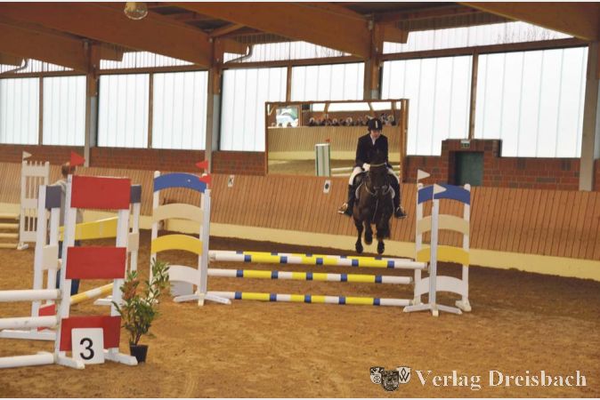 Die Weilbacher Reiterin Joann Georgia Bemmert lieferte mit &bdquo;Calle Cool&ldquo; eine gute Leistung im Anf&auml;ngerspringwettbewerb (Klasse E) ab.?(Foto: R. D&ouml;rh&ouml;fer)

&nbsp;