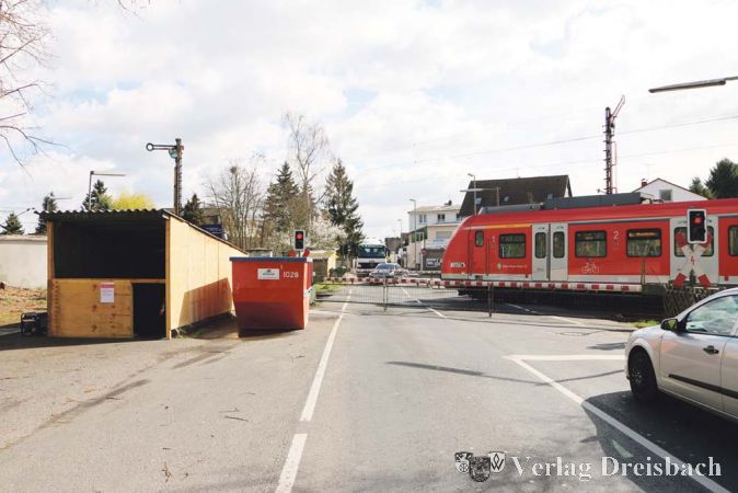 An Verkehr mangelt es am Eddersheimer Bahn&uuml;bergang wahrlich nicht. Auf dem Bild sind zwar keine Fu&szlig;g&auml;nger zu sehen &ndash; doch das wird sich nach den Osterferien zu den Sto&szlig;zeiten &auml;ndern.

&nbsp;
