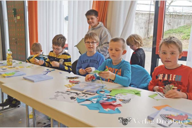 Eifrig am Werk waren auff&auml;llig viele Jungen, die mit Schere, Kleber und Papier bunte Kunstwerke bastelten.?(Foto: R. D&ouml;rh&ouml;fer)

&nbsp;