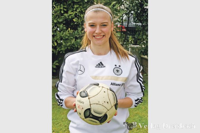 Hannah Trommer am vom Hund angeknabberten Ball im heimischen Garten in der Hochheimer Stra&szlig;e: Die 15-j&auml;hrige Bischofseimerin nimmt ab Sonntag mit dem Team ihres Frankfurter Sportgymnasiums an der Sch&uuml;ler-WM im Fu&szlig;ball teil.?(gus/Fotos: Steinacker)

&nbsp;