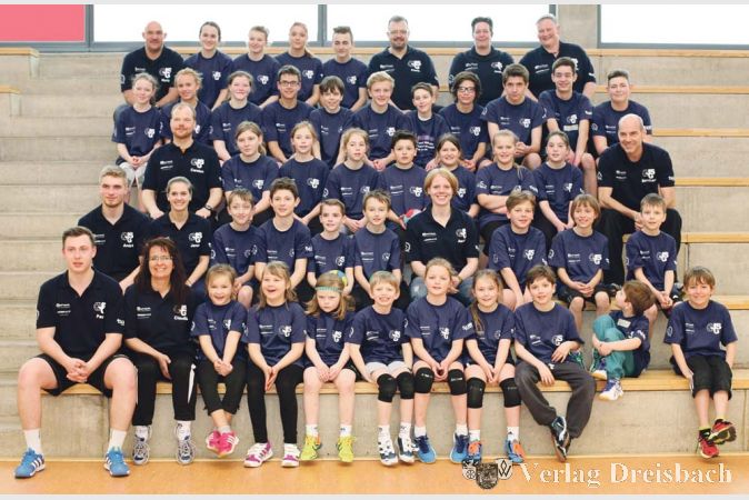 &Uuml;ber 30 M&auml;dchen und Jungen, ein Dutzend Trainer, ein Handballstar: Das Gruppenbild zum Handball-Camp der JSG Bischofsheim/Gustavsburg mit Trainerin Yvonne Thon (oben rechts) und ihrem Betreuerteam sowie der Bundesligaspielerin mit TVB-Wurzeln, Assina M&uuml;ller (2. Reihe von unten, Mitte).?(gus/Fotos: Steinacker)

&nbsp;