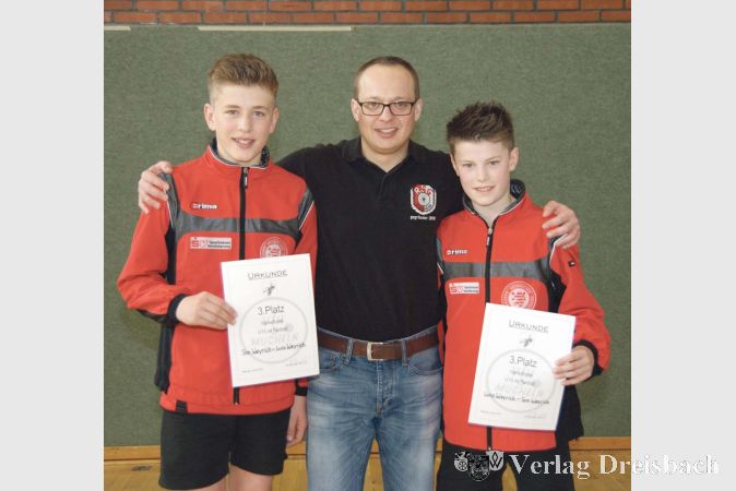 Tom und Luca Weyrich, hier mit Betreuer Heiko Ludwig, stehen im U15-Radball-Halbfinale, das f&uuml;r sie in Sachsen stattfinden wird.?(Foto: privat)

&nbsp;