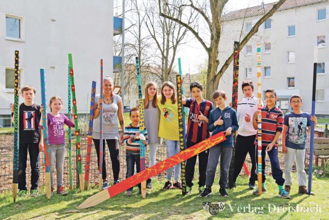 Insgesamt 14 Kinder bemalten im Laufe des letzten Donnerstags Stelen, die sp&auml;ter als Gartenschmuck dienen sollen &ndash; einige der jungen K&uuml;nstler pr&auml;sentieren hier stolz ihre Werke.?(Foto: A. Kreusch)