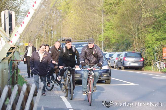 Das ist die &bdquo;bessere&ldquo; Seite des Eddersheimer Bahn&uuml;bergangs &ndash; aber selbst hier ist es nicht ungef&auml;hrlich, wenn Fu&szlig;g&auml;nger, Radfahrer und Autos sich nach dem &Ouml;ffnen der Schranke gleichzeitig aufmachen, um auf die andere Seite zu gelangen.?(ak/Foto: A. Kreusch)

&nbsp;

&nbsp;