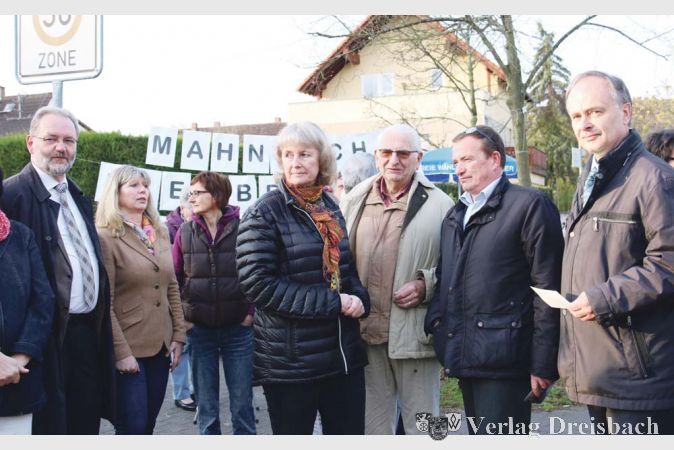 Zahlreiche Politiker schlossen sich dem B&uuml;rgerprotest gegen die Schlie&szlig;ung der Bahnunterf&uuml;hrung in Eddersheim an, unter anderem (von links) Fl&ouml;rsheims B&uuml;rgermeister Michael Antenbrink, Hattersheims B&uuml;rgermeisterin Antje K&ouml;ster, Hattersheims Erste Stadtr&auml;tin Karin Schnick, Friedrich Hohmeier (FDP), Michael Minnert (CDU) und Erster Kreisbeigeordneter Wolfgang Kollmeier.?&nbsp;&nbsp; &nbsp;&nbsp;&nbsp; &nbsp;&nbsp;&nbsp; &nbsp;&nbsp;&nbsp; &nbsp;&nbsp;&nbsp; &nbsp;&nbsp;&nbsp; &nbsp;&nbsp;&nbsp; &nbsp;(ak/Foto: A. Kreusch)

&nbsp;