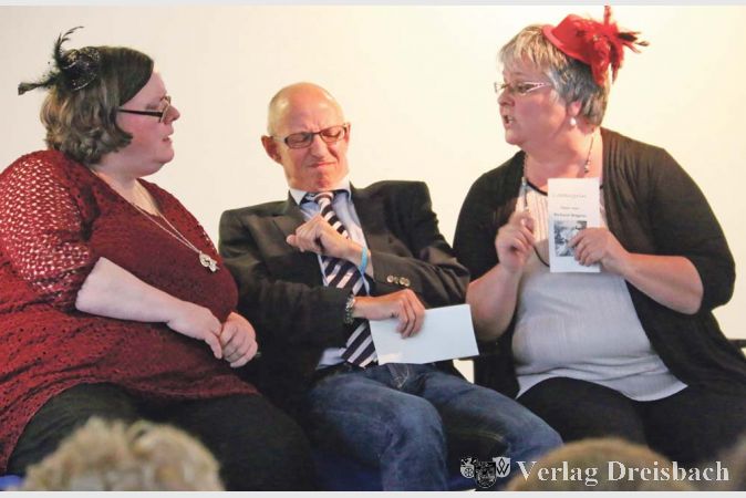 Da kam Sven Heß am letzten Freitag im evangelischen Gemeindehaus Flörsheim (als Schauspieler der Gruppe „SuPeR“) mächtig unter Druck – die beiden Damen auf den Nachbarsitzen machten es ihm nicht leicht, auf „fünf Zentimeter Toleranz“ zu bestehen.?(Fotos: A. Kreusch)
