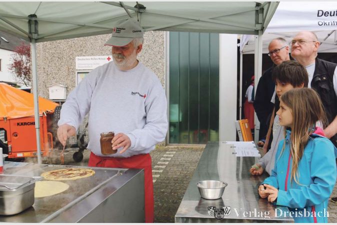 Christoph Otto war am Cr&ecirc;pe-Stand des DRK Okriftel noch lange nachdem seine &bdquo;Feldkoch-Kollegen&ldquo; schon mit ihrem Einsatz fertig waren dabei, leckere d&uuml;nne Pfannkuchen f&uuml;r die G&auml;ste zu backen.?(Foto: A. Kreusch)

&nbsp;