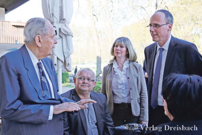 Auf dem Platz an der Staustufe stellte sich Minister Beuth einem Spielgegner mit vielen flinken Beinen. Auch sein gekonntes Dribbling konnte da den Ballverlust nicht verhindern.?(Fotos: A. Kreusch)
