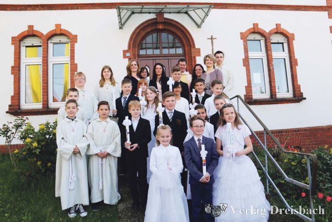 Die Kommunionkinder des Fl&ouml;rsheimer Kirchortes Weilbach an ihrem Festtag, dem 12. April 2015.
?(Foto: A. Kreusch)

&nbsp;