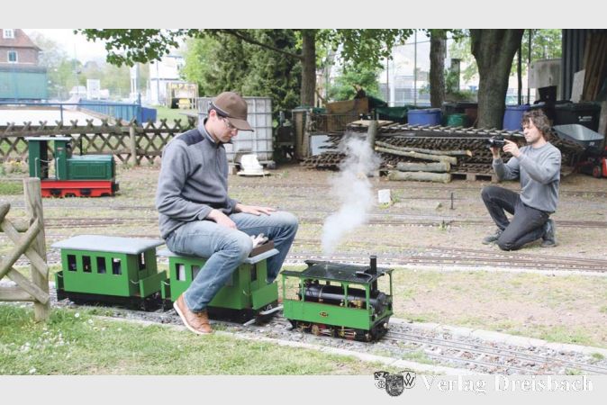 Das muss festgehalten werden: Manfred Treber, Vorsitzender des Gustavsburger Dampfbahnclubs Rhein-Main (r.) filmt beim &bdquo;Andampfen&ldquo; auf der Ochsenwiese den Auftritt einer der DBC-Zugmaschinen.&nbsp;&nbsp; &nbsp;?(gus/Fotos: Steinacker)

&nbsp;