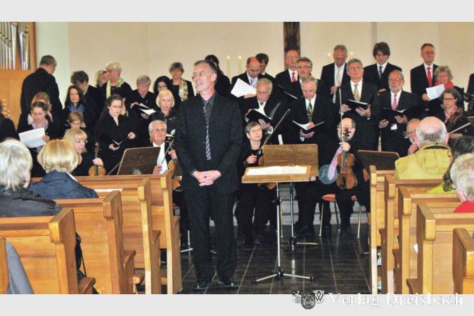 Armin Rauch, seit zw&ouml;lf Jahren Dirigent der Kantorei, f&uuml;hrte durch das Jubil&auml;umskonzert in der evangelischen Kirche.?(Foto: Engert)

&nbsp;