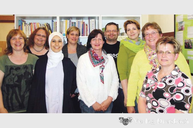 Der neue Vorstand des Familienzentrums (v.l.:): Regina Hummler, Andrea M&uuml;ller (2. Vors.), Samira Tasabhounti, Andrea Zelcs, Claudia Lemke, J&uuml;rgen Webb-S&auml;mann (2. Vors.), 1. Vorsitzende D&eacute;sir&eacute;e Krennrich, Martina Predikant sowie Vorstandsassistentin Petra Heich.&nbsp;&nbsp; &nbsp;?(Foto: privat)

&nbsp;