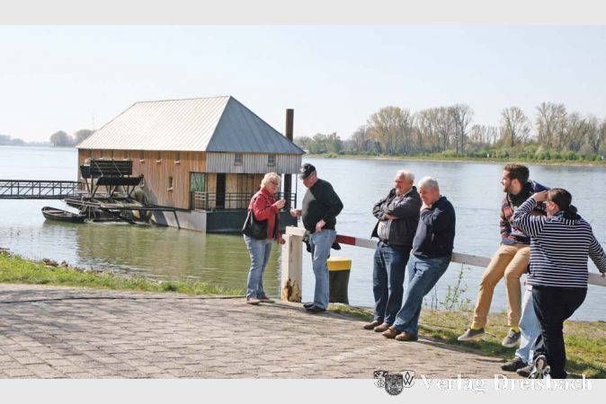 Beim herrlichem Frühlingswetter ist der Rhein einen Besuch besonders wert. Die Ginsheimer haben dabei seit dreieinhalb Jahren eine spezielle Attraktion zu bieten. Der Nachbau einer historischen Schiffsmühle ist nun auch originalgetreu mit allen Mühlengerätschaften ausgestattet.
