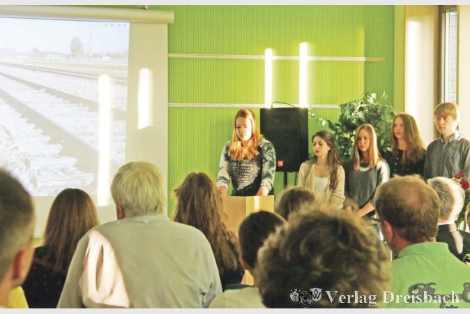 Sch&uuml;lerinnen und Sch&uuml;ler der Stufe Q der HBS lasen am&nbsp;6. Mai aus dem Buch &bdquo;... man m&uuml;sste einer sp&auml;teren&nbsp;Generation Bericht geben&ldquo;.&nbsp;&nbsp; &nbsp;
(Foto: A. Kreusch)

&nbsp;