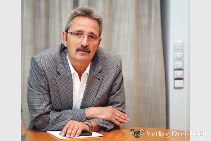 Amtsm&uuml;de wirke er, hat B&uuml;rgermeister Richard von Neumann schon &uuml;ber sich gelesen. Dem sei nicht so, widerspricht er. Aber eine weitere F&uuml;nfjahresperspektive &uuml;ber den Sommer 2016 hinaus mag er nicht ins Auge fassen und gibt vor der Nominierungsversammlung der SPD seinen R&uuml;ckzug von der Schaltstelle der Macht bekannt.(gus/Fotos: Steinacker)

&nbsp;