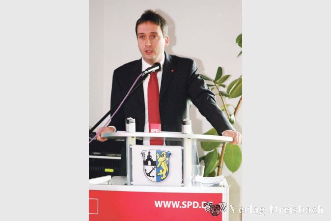 Einen Kronprinz gibt es auch schon. Der Topbewerber um die Nachfolge und auch die Empfehlung von Neumanns ist Ortsvereinschef Thorsten Siehr, der am 20. Mai vermutlich zum sozialdemokratischen Kandidaten f&uuml;r den 6. Dezember bestimmt wird.

&nbsp;
