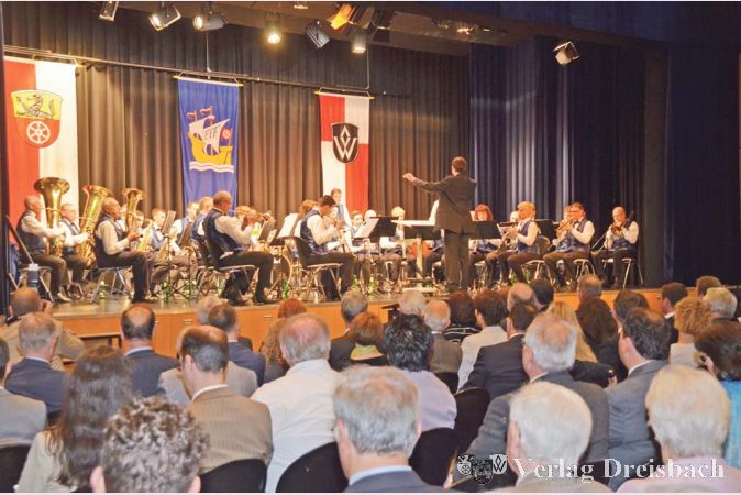 Das gro&szlig;artig aufspielende Orchester des Fl&ouml;rsheimer Musikvereins gratulierte B&uuml;rgermeister Michael Antenbrink im offiziellen Teil des Empfangs gleich mit mehreren &bdquo;Geburtstagsst&auml;ndchen&ldquo;.(Fotos: R. D&ouml;rh&ouml;fer)

&nbsp;
