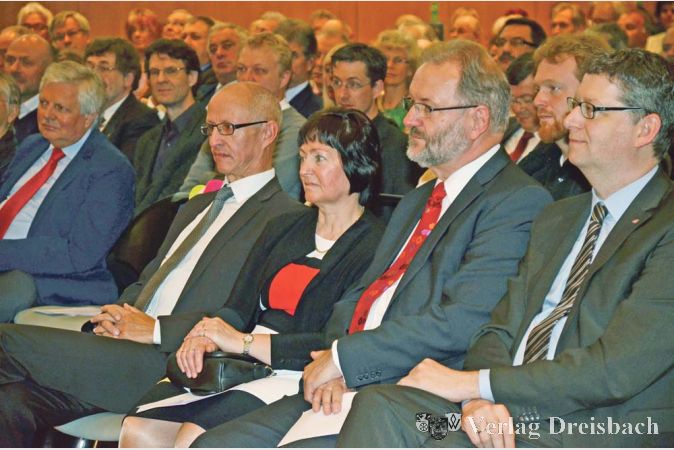 In der ersten Reihe: SPD-Landesvorsitzender Thorsten Sch&auml;fer-G&uuml;mbel, B&uuml;rgermeister Michael Antenbrink mit Ehefrau Ulla, Erster Stadtrat Sven He&szlig; (von rechts).

&nbsp;