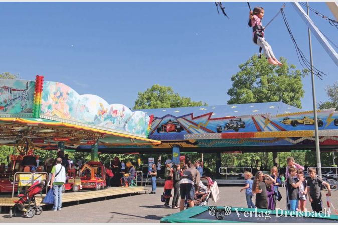 Die Attraktion f&uuml;r Kinder auf dem Hattersheimer Fr&uuml;hlingsfest: Man konnte dort ganz gro&szlig;e Spr&uuml;nge an Gummiseilen machen.?(Foto: A. Kreusch)
Da sieht man doch gleich noch viel cooler aus, mit einem Eis in solch einer Farbe in der Hand!

&nbsp;