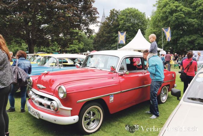W&auml;hrend Papa sich f&uuml;r die Innenausstattung des alten Chevrolets interessiert, genie&szlig;t Sohnemann die Aussicht &uuml;ber das Gel&auml;nde am Weiher, auf dem sich am Wochenende Oldtimer neben Oldtimer reihte, einer sch&ouml;ner als der andere.?(Fotos: A. Kreusch)

&nbsp;