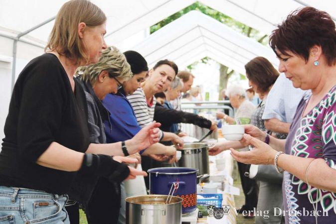 Viele K&ouml;chinnen und ein Koch &bdquo;verdarben&ldquo; auf dem Fest in der Hattersheimer Siedlung keineswegs &bdquo;den Brei&ldquo;, sondern ganz im Gegenteil: Sie servierten vielen G&auml;sten viele sehr leckere Suppen aus gro&szlig;en T&ouml;pfen!?(Foto: A. Kreusch)

&nbsp;