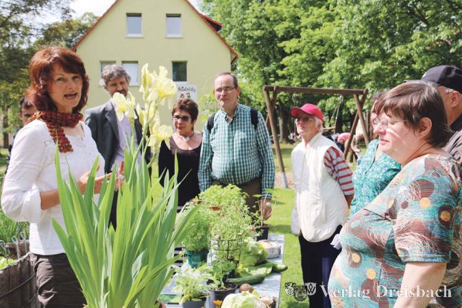 Iris Sparwasser erz&auml;hlte anhand mitgebrachter Beispiele den Hattersheimer Siedlungsg&auml;rtnern, welche Pflanzen im Beet besonders gut nebeneinanderpassen und sogar voneinander profitieren.&nbsp;&nbsp; &nbsp;?(Foto: A. Kreusch)

&nbsp;