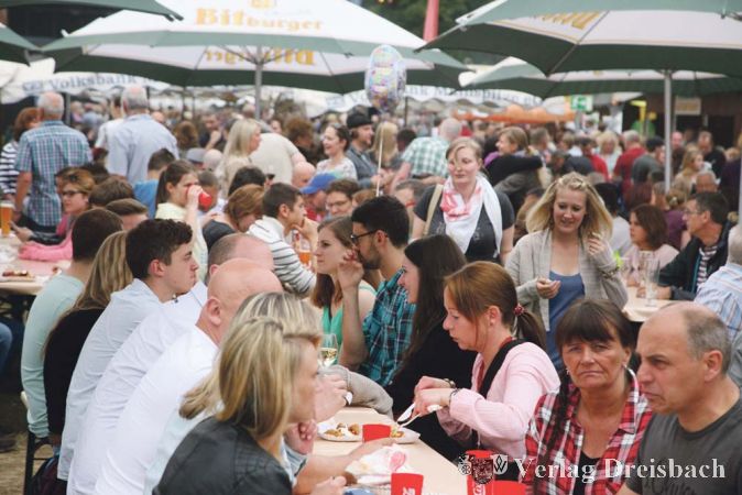 Dicht besetzt waren die Tische und B&auml;nke auf dem Festplatz auf der Ochsenwiese vor allem in den fr&uuml;hen Abendstunden. Da verbanden sich Jahrmarktgeschehen und Livemusik von der B&uuml;hne.?(gus/Foto: Steinacker)

&nbsp;