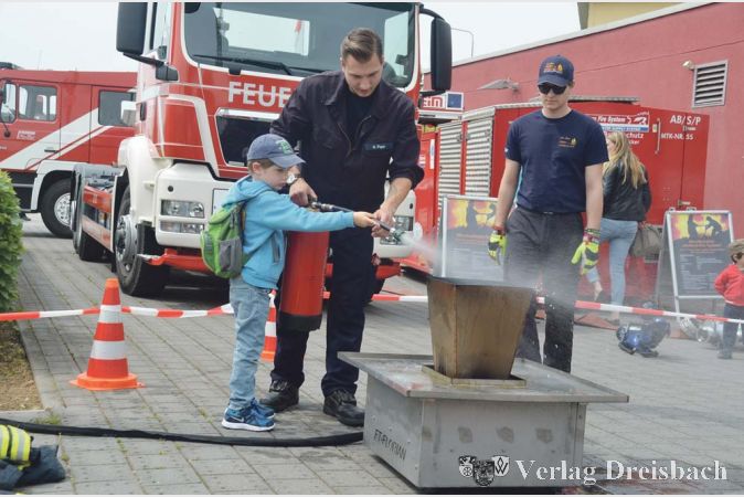 Feuerwehr zum Anfassen: Mit fachkundiger Begleitung konnten Kinder einen praktischen Einblick in die Arbeit der Brandsch&uuml;tzer nehmen.

&nbsp;